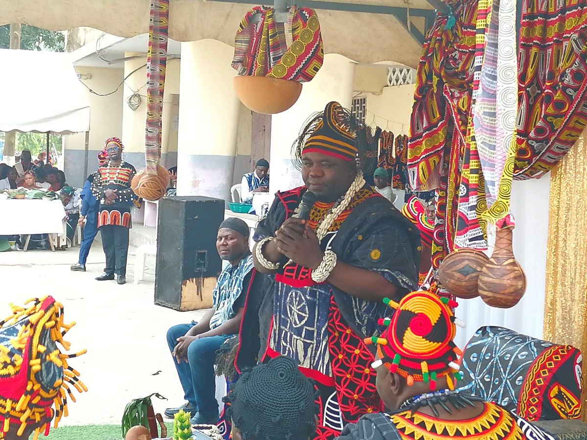 His Royal Highness Fon Mbu II speaking to the Weh community